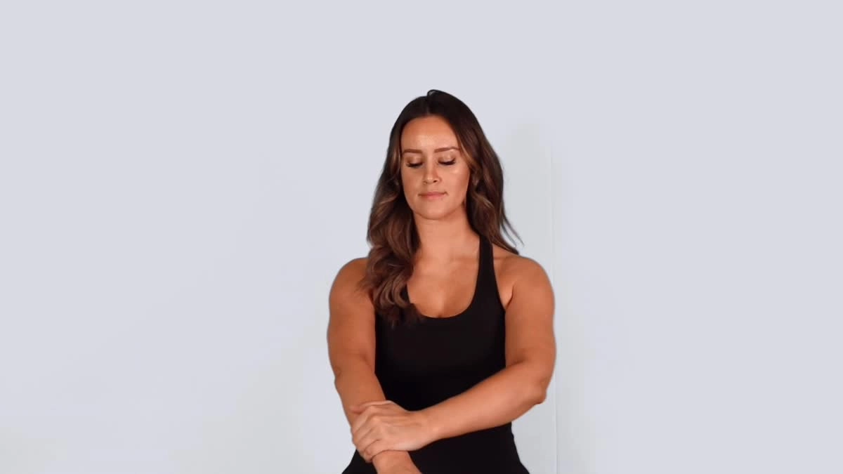 Compresiones de brazos y piernas: Una técnica de enraizamiento que se utiliza para aumentar la conciencia física del cuerpo.